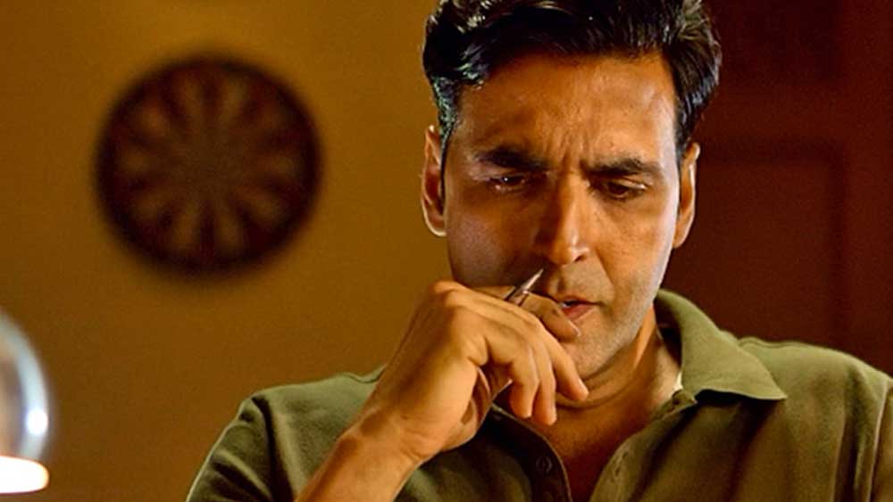 ঠিক কী হয়েছিল?  অক্ষয় সত্যিই অভিযুক্ত ছিলেন কি না তা আজও স্পষ্ট নয়, তবে টুইট এবং রিটুইটগুলোকে জুড়লে অভিযোগের তির এই বলি সুপারস্টারের দিকেই যায়।