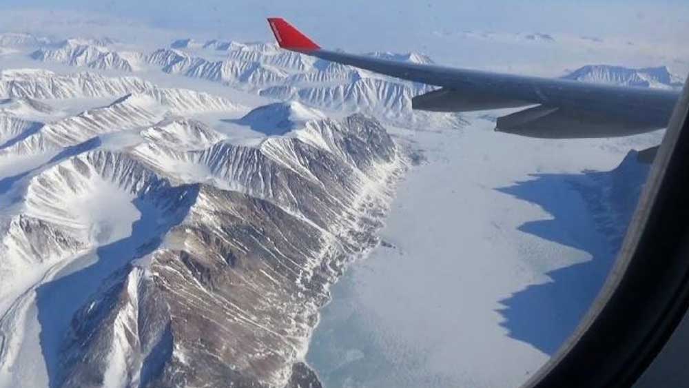 ককপিটে জোয়ার পাশে থাকবেন ক্যাপ্টেন থান্মাই পাপাগড়ী, আকাঙ্ক্ষা সোনাওয়ানে এবং শিবানী মানহাস।
