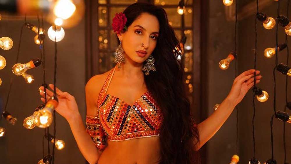 নয় নয় করে ৬ বছর মায়ানগরীতে কাটিয়ে ফেলেছেন নোরা। আজ যত বড় ব্যানারের ছবিই হোক না কেন, অন্তত একটা দৃশ্যেও তাঁকে রাখা চাই-ই পরিচালকের। কিন্তু এই সাফল্যে পেতে কম ঝড় ঝাপটা পোহাতে হয়নি তাঁকে। তাই সাফল্যের শিখরে পৌঁছেও অতীতের সেই দিনগুলি ভোলেননি তিনি। করিনা কপূরের সঙ্গে খোলামেলা আড্ডায় নিজের মনের সেই দিকটাই মেলে ধরলেন নোরা।