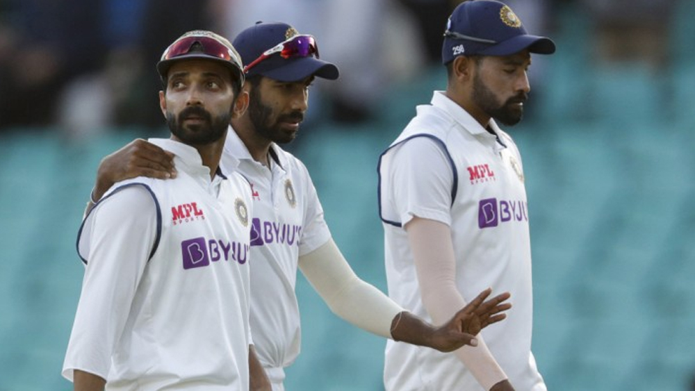 এই সিরিজে বিতর্ক চলছে চতুর্থ টেস্ট নিয়ে। ভারতীয় দল ব্রিসবেনে কঠোর করোনা বিধি মানতে রাজি নয়। লিখিত ভাবে তা তারা জানিয়েও দিয়েছে ক্রিকেট অস্ট্রেলিয়াকে। ব্রিসবেনের সেই ম্যাচ নিয়ে অস্ট্রেলিয়ার অধিনায়ক টিম পেনও ভারতের ওপর চাপ বাড়ানোর চেষ্টা করেছেন। তবে এমন বিতর্ক যে এই প্রথম এমন নয়। ভারতের অস্ট্রেলিয়া সফর মানেই বিতর্ক।