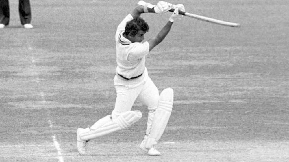 সাল ১৯৮১। সুনীল গাওস্করের নেতৃত্বে ভারতীয় দল সেই বার প্রথম অস্ট্রেলিয়ার মাটিতে সিরিজ ড্র করে ফেরে। কিন্তু বিতর্ক তৈরি হয় দ্বিতীয় ইনিংসে গাওস্করের আউট নিয়ে। ডেনিস লিলির বল গাওস্করের প্যাডে লাগলে আউটের সিদ্ধান্ত জানান আম্পায়ার রেক্স হোয়াইটহেড। গাওস্কর বার বার ব্যাট দিয়ে প্যাডে আঘাত করে বুঝিয়ে দিতে চান বল ব্যাটে লেগেছে।