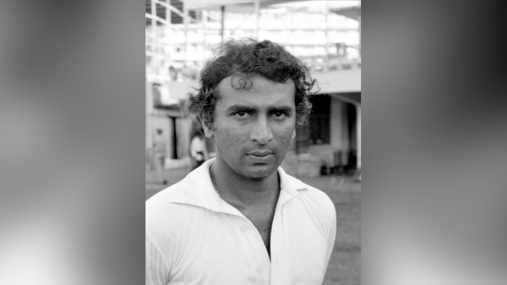 আম্পায়ারের সিদ্ধান্তে বেরিয়ে যাচ্ছিলেন গাওস্কর। এমন সময় লিলি তাঁর উদ্দেশে কিছু বলেন। গাওস্কর ফিরে এসে চেতন চৌহানকে বলে মাঠ ছেড়ে বেরিয়ে আসতে। অধিনায়কের সঙ্গে ফেরার পথ ধরেন চেতন। দলের ম্যানেজার শহীদ দুরানি বাউন্ডারি পেরোনোর আগেই বুঝিয়ে ফেরত পাঠান অপরাজিত চৌহানকে। ম্যাচটি জিতে সিরিজে সমতা ফেরায় ভারত। তৈরি হয় ইতিহাস।