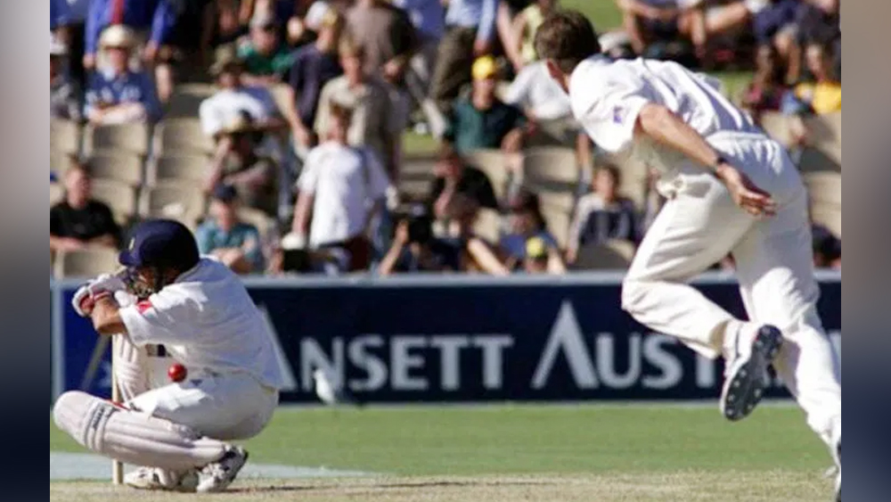 বল করছিলেন অজি পেসার গ্লেন ম্যাকগ্রা। স্কোরবোর্ড বলবে অ্যাডিলেডে প্রথম টেস্টের দ্বিতীয় ইনিংসে তিনি সচিনকে এলবিডব্লু করেছিলেন। এই জন্যই বোধ হয় বলে স্কোরবোর্ড মূর্খ। সে দিন সচিনের পায়ে নয়, বল লেগেছিল কাঁধে। বাউন্সার ভেবে ডাক করতে গিয়েছিলেন সচিন। কিন্তু বল লাফায়নি। এসে লাগে সচিনের কাঁধে। আউটের আবেদন জানায় অস্ট্রেলিয়া। ড্যারিল হার্পার আঙুল তুলে দেন। আজও প্রশ্ন ওঠে সেই আউট নিয়ে।