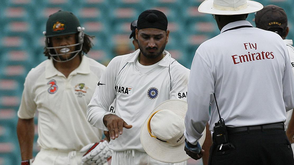 অস্ট্রেলীয়দের অভিযোগ অনুযায়ী হরভজন সিংহ ব্যাট করার সময় অস্ট্রেলিয়ার অলরাউন্ডার অ্যান্ড্রু সাইমন্ডসকে ‘বাঁদর’ বলেন। বর্ণবিদ্বেষী মন্তব্য করার জন্য শুধু মাঠের আম্পায়ার নয়, হরভজনের বিরুদ্ধে অভিযোগ জানায় অস্ট্রেলিয়া বোর্ডও। এতটাই উত্তেজনা ছড়িয়ে পড়েছিল মাঠে, যে ম্যাচ শেষে ভারত অধিনায়ক অনিল কুম্বলের সঙ্গে হাত পর্যন্ত মেলায়নি অস্ট্রেলিয়া দল।