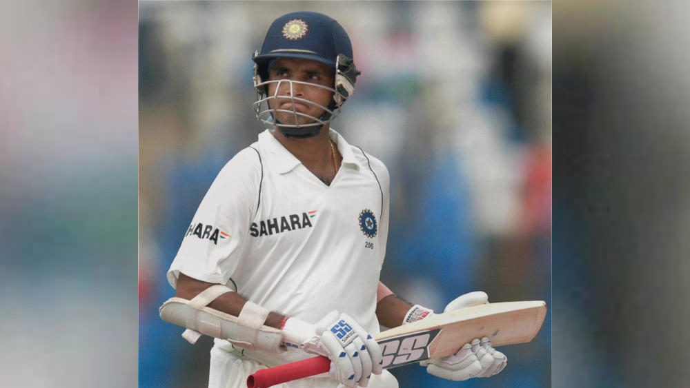 সেই ম্যাচেই ঘটে আরও একটি বিতর্কিত ঘটনা। যার সঙ্গে জড়িত ছিলেন সৌরভ গঙ্গোপাধ্যায়। আম্পায়ারের একের পর এক ভুল সিদ্ধান্তের শিকার হয়ে ম্যাচটি হেরে যায় ভারত।