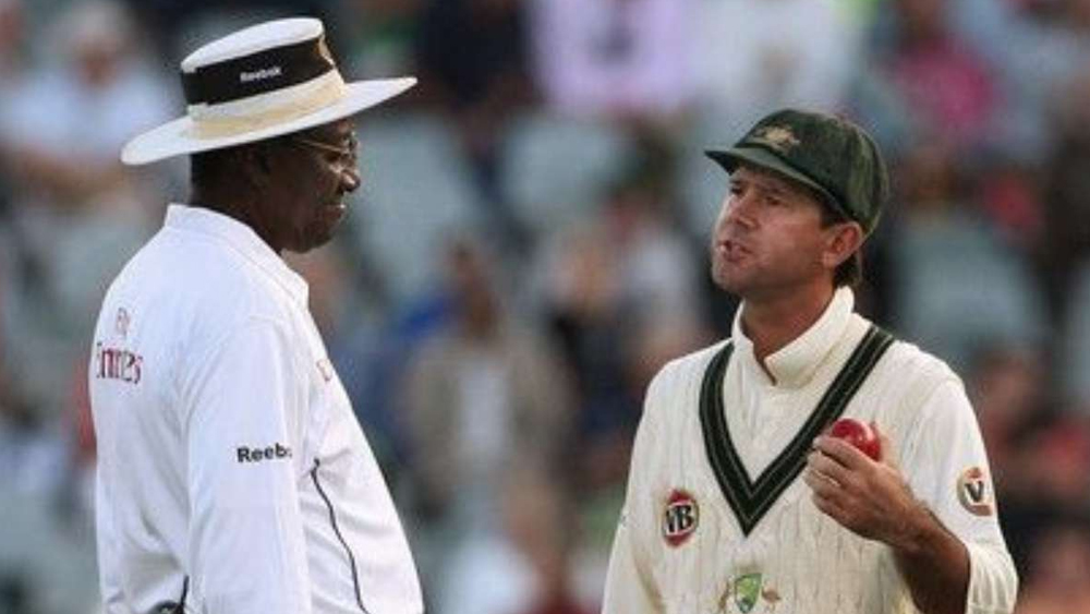 দ্রাবিড়ের পায়ে বল লেগে ক্যাচ যায় উইকেটকিপার গিলক্রিস্টের হাতে। আউটের সিদ্ধান্ত জানান আম্পায়ার স্টিভ বাকনার। সৌরভের আউটের সময় আম্পায়ার ছিলেন মার্ক বেনসন। স্লিপে সৌরভের ক্যাচ নিয়েছিলেন মাইকেল ক্লার্ক। তবে আম্পায়ার সিদ্ধান্ত নিতে পারছিলেন না। পন্টিং আঙুল তুলে দেখান আউট। আম্পায়ারও সেই সিদ্ধান্তই জানান।