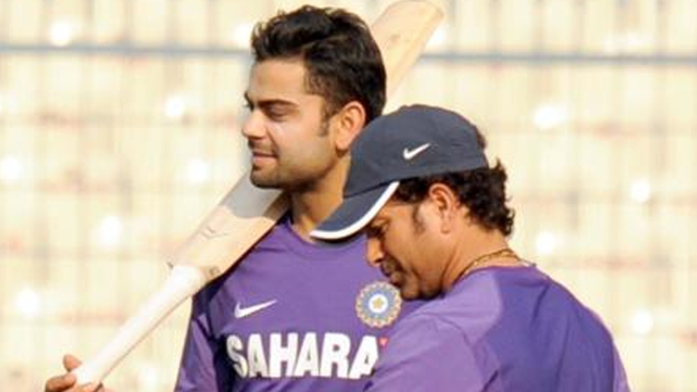 সাল ২০১২। সিডনিতে বিরাট কোহালি দর্শকদের মধ্যমা দেখিয়ে ফেলেন। তাঁর সেই বিতর্কিত ছবি ছড়িয়ে পড়ে সংবাদপত্রে। ম্যাচ রেফারির ঘরে ডাক পড়ে বিরাটের। ক্ষমা চেয়ে নিয়েছিলেন তিনি। শাস্তির মুখে পড়তে হয়নি তাঁকে।