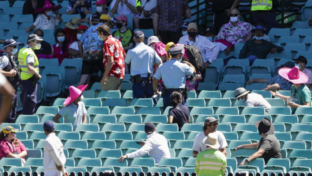 সিডনি টেস্টের চতুর্থ দিনও সিরাজের উদ্দেশে বর্ণবিদ্বেষী মন্তব্য করা হয় দর্শকাশন থেকে। মাঠ থেকে বার করেও দেওয়া হয় ৬ জন দর্শককে। বিসিসিআইয়ের করা অভিযোগের ভিত্তিতে অস্ট্রেলিয়া বোর্ড জানিয়েছে, তারা বর্ণবিদ্বেষকে প্রশ্রয় দেয় না। এর বিরুদ্ধে ব্যবস্থা নেওয়া হবে।