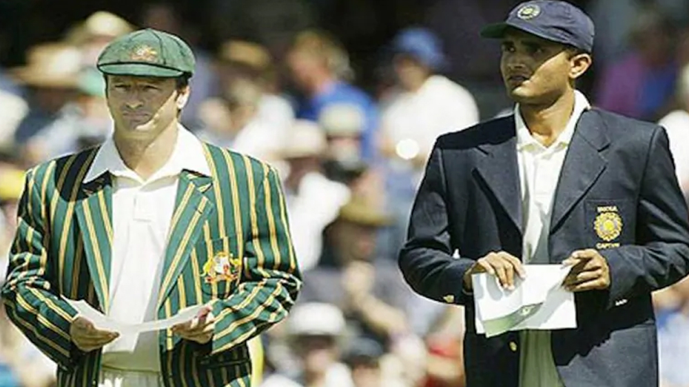 অস্ট্রেলিয়ার মাঠে ঘটে যাওয়া ওপরের ঘটনাগুলো ছাড়াও আরও একটি ঘটনা রয়েছে যা বোধ হয় উপভোগই করেন ভারতীয় সমর্থকরা। তবে সেটি ঘটে দেশের মাটিতে। ২০০১ সালে ভারতে আসে স্টিভ ওয়ের অস্ট্রেলিয়া। সদ্য ভারত অধিনায়ক সৌরভ পাল্টা আক্রমণের কৌশল নিয়েছিলেন অস্ট্রেলিয়ার বিরুদ্ধে।