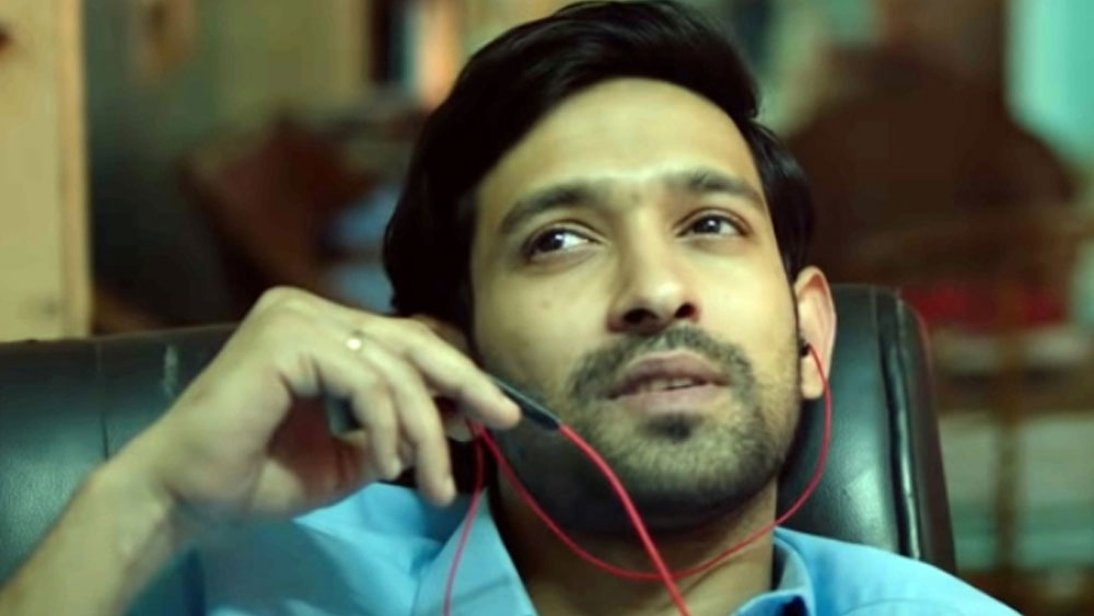 বিক্রান্তের বাড়ি সামনেই একটি পার্ক ছিল। সেখানে এক যুবককে প্রায়ই লম্বা ঝোলা কাঁধে বসে থাকতে দেখা যেত। পরে তাঁকেই ‘মকবুল’ ছবিতে দেখে চমকে গিয়েছিলেন বিক্রান্ত। জানতে পেরেছিলেন, নিজের জীবনের স্ট্রাগলের সময়ে ওই পার্কে বসে থাকতেন ইরফান।