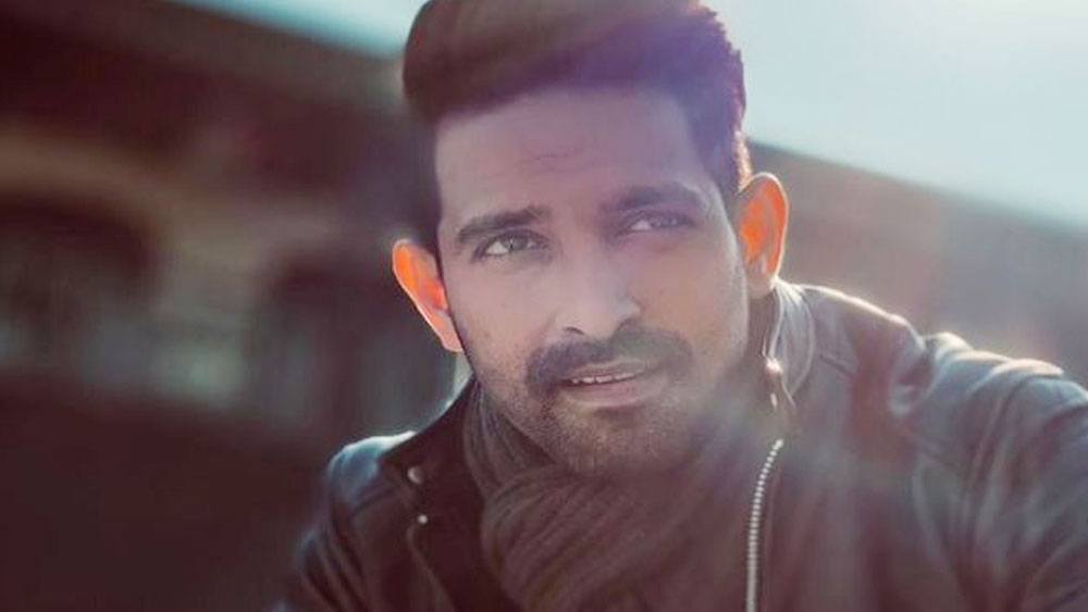 অনেকেই জানেন না, বিক্রান্ত মডেলিং শুরু করেছিলেন দ্বিতীয় শ্রেণিতে পড়ার সময়। সেখানে তিনি অভিনয় করেছিলেন মায়ের সঙ্গে। পারিশ্রমিক পেয়েছিলেন ২০০ টাকা। স্কুলে নাচ এবং অভিনয়ের প্রতি আকর্ষণ দেখে শিক্ষকরা তাঁকে অভিনয় শেখার উপর জোর দিয়েছিলেন।