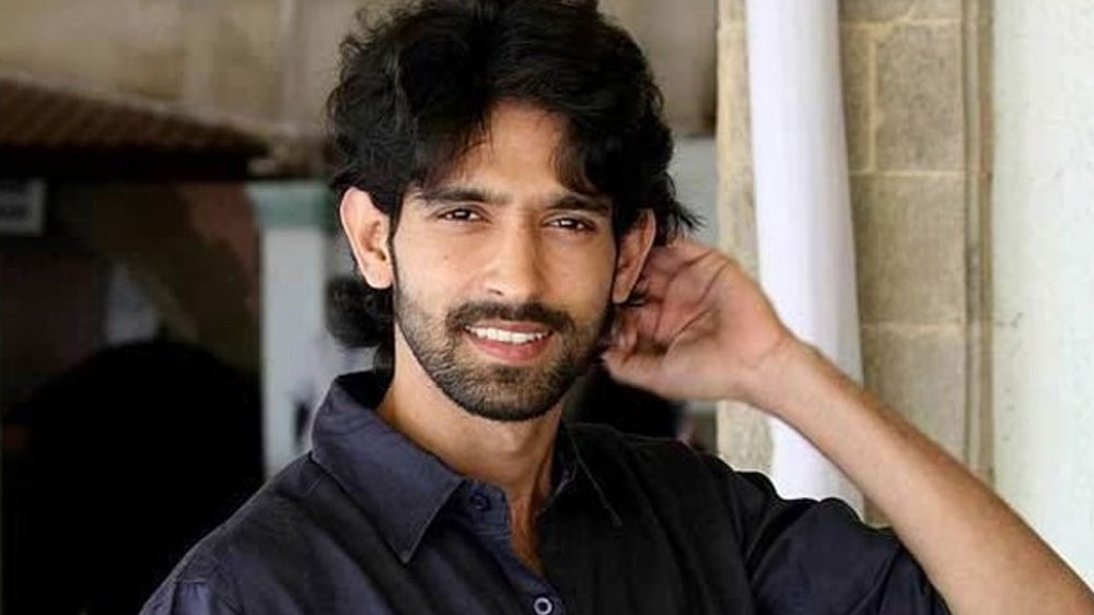 পড়াশোনা শেষ করে বিক্রান্ত ঠিক করেছিলেন ফ্লাইট অ্যাটেনড্যান্ট হবেন। পরীক্ষার প্রতিটা ধাপ পেরিয়েও গিয়েছিলেন। সে সময় একদিন হঠাৎই পাল্টে গেল জীবনের মোড়। বন্ধুর সঙ্গে গিয়েছিলেন রেস্তরাঁয়। সেখানে অপেক্ষা করছিলেন টয়লেটের সামনে কিউয়ে। তাঁকে দেখে এক প্রযোজক প্রস্তাব দেন শো-এ অংশগ্রহণের।