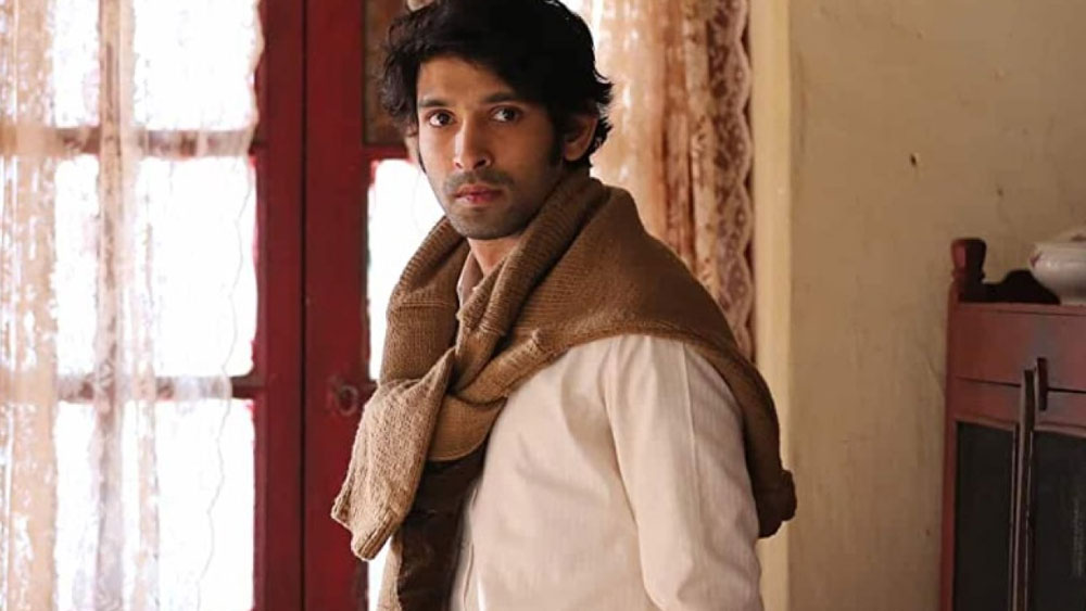 এই সময় বড় দ্বিধার মুখে পড়েন বিক্রান্ত। একদিকে তাঁর ফ্লাইট অ্যাটেন্ড্যান্টের চাকরি প্রায় হয়েই গিয়েছিল। কিন্তু অভিনয়ের প্রতি ভালবাসাও এড়াতে পারছিলেন না। শেষে তিনি মনের ডাকেই সাড়া দেন। রাজি হয়ে যান অভিনয়ের প্রস্তাবে। দৈনিক পারিশ্রমিক ছিল ৬ হাজার টাকা।