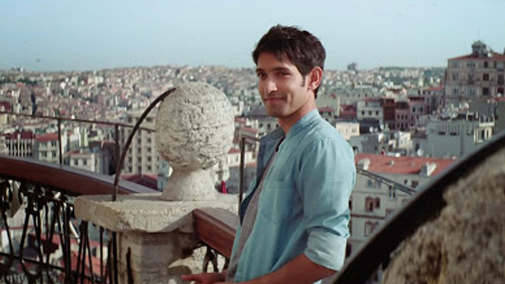 এর পর তাঁকে দেখা যায় ‘দিল ধড়কনে দো’ ছবিতে। অনেক তারকার মাঝেও নিজের অভিনয়ের ছাপ রেখে যান তিনি। এর পর পরিচালক অলঙ্কৃতা শ্রীবাস্তবের সঙ্গে পরিচয় হয় তাঁর। সে সময় অলঙ্কৃতা কাজ করছিলেন তাঁর ‘লিপস্টিক আন্ডার মাই বোরখা’ ছবিতে। এই ছবিতে তাঁর কাজ প্রশংসিত হয় সমালোচকদের কাছে।