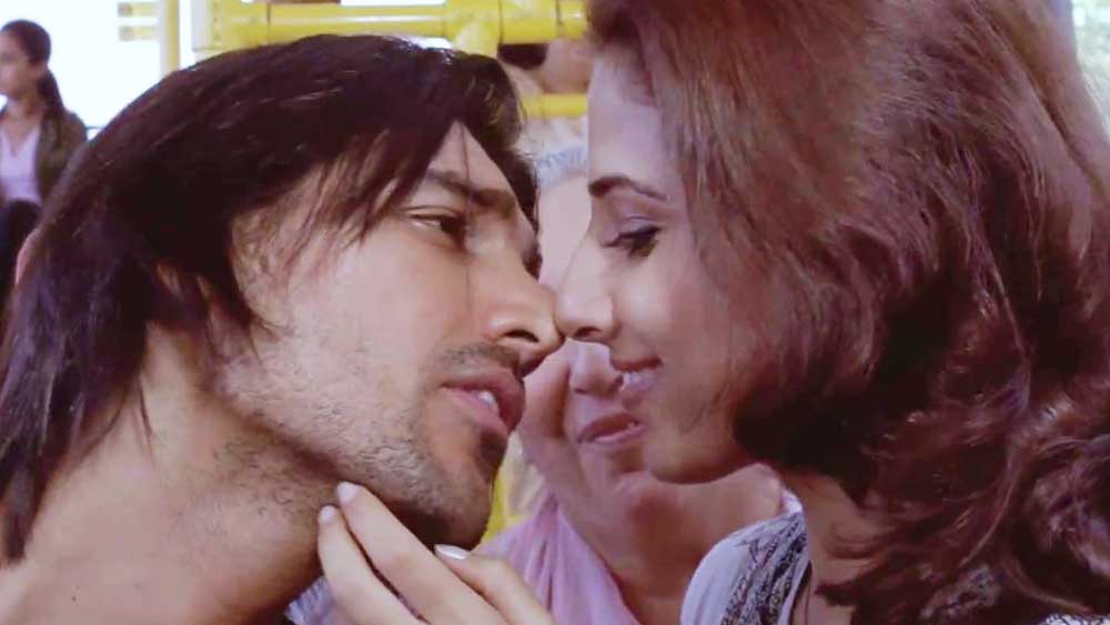 তাঁদের প্রেমের গুঞ্জন পৌঁছেছিল বিপাশার কানেও। শোনা যায়, এই নিয়ে তিক্ত হয়ে উঠেছিল জনের সঙ্গে তাঁর সম্পর্ক।