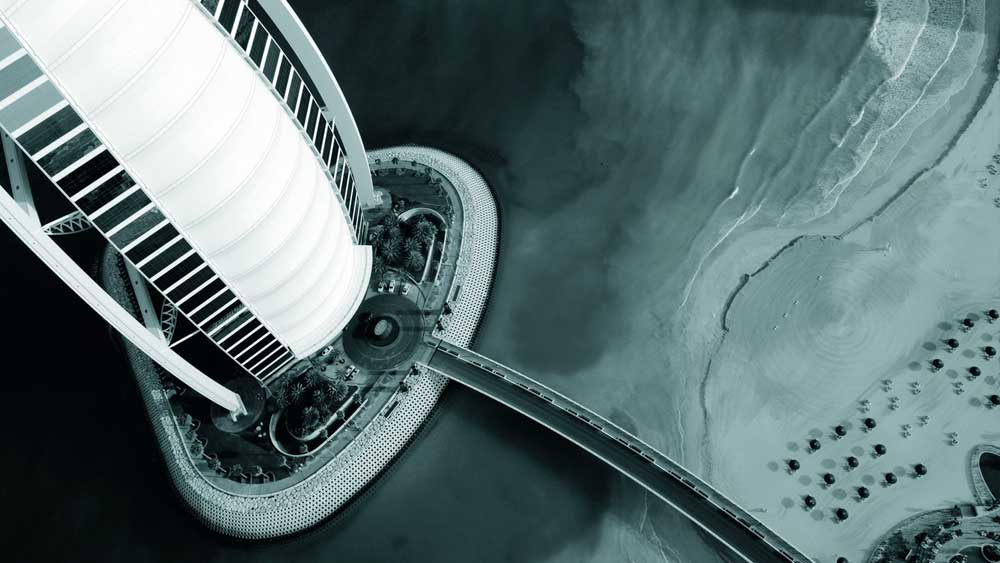 ৫ বছর ধরে নির্মাণপর্বের পরে ১৯৯৯ সালে খুলে যায় বুর্জ আল আরবের দরজা। কৃত্রিম দ্বীপের উপর তৈরি করা হয়েছে বলেই সম্পূর্ণ নির্মাণ প্রক্রিয়া শেষ হতে এত সময় লেগে যায়। মূল ভূখণ্ডের সঙ্গে এর যোগাযোগ থাকে একটি সেতুর মাধ্যমে। তবে বিলাসবহুল হোটেলের নিজস্ব এই সেতু ব্যবহার করতে পারেন শুধুমাত্র হোটেলের কর্মী ও অতিথিরা।