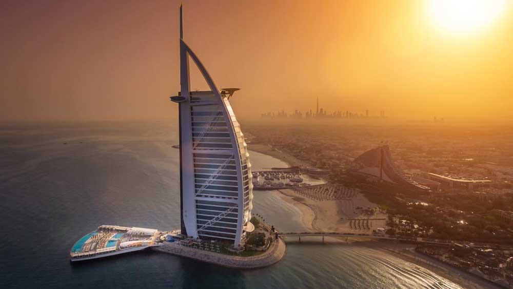 ৬৮৯ ফুট উচ্চতার এই হোটেলের ছাদের কাছে আছে নিজস্ব হেলিপ্যাড। দুবাই বিমানবন্দর থেকে অতিথিদের হেলিকপ্টারে উড়িয়ে আনেন হোটেল কর্তৃপক্ষ। যদি কেউ সড়কপথে আসতে চায়, তা হলে পাঠিয়ে দেওয়া হয় রোলস রয়েস।