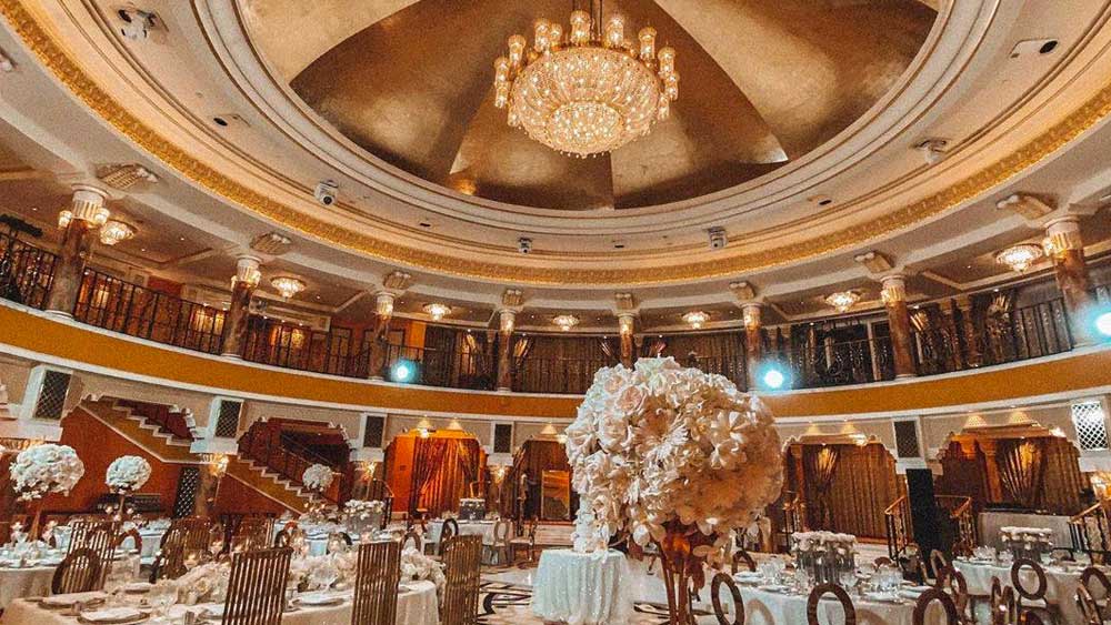 হোটেলের ভিতের পা রাখলেই চোখ ধাঁধিঁয়ে যায় সোনার ছটায়। অন্দরসজ্জা, ঝাড়বাতি থেকে আসবাবপত্র— সব কিছুতেই খাঁটি সোনার উজ্জ্বল উপস্থিতি। হোটেলের সাজসজ্জার মধ্যে ২২ হাজার বর্গফুটেরও বেশি জায়গা জুড়ে সোনার হাজিরা। আয়নার ফ্রেম থেকে টেলিভিশনের বর্ডার— মুখ ঢেকেছে ২৪ ক্যারেট সোনার প্রলেপে।