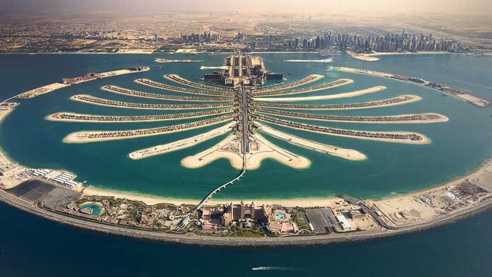 হোটেলে বিলাসবহুল স্যুট ২০২টি। তার মধ্যে কয়েকটি থেকে পর্যটকরা দেখতে পাবেন ‘পাম জুমেইরা’-র দৃশ্য। খেজুর গাছের মতো আকারবিশিষ্ট ‘পাম জুমেইরা’ হল কিছু কৃত্রিম দ্বীপের সমষ্টি। বিলাসবহুল হোটেল, শপিং কমপ্লেক্স-সহ এই অংশ হল দুবাই তথা বিশ্বের বিত্তবানদের অন্যতম ঠিকানা।