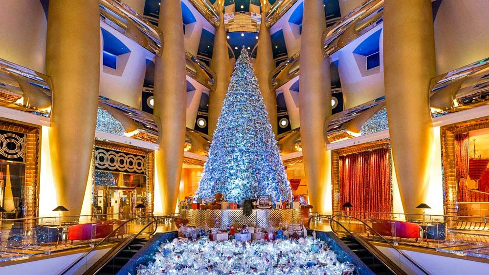 প্রতিটা স্যুইটের জন্য থাকেন একজন করে নির্দিষ্ট বাটলার। ওই স্যুইটের বাসিন্দাদের জন্য তিনি নিযুক্ত হন। অতিথিদের অভিবাদন জানিয়ে তিনি তাঁদের হোটেলের দরজা থেকে নিয়ে যান স্যুইট অবধি। এই হোটেলের সাজসজ্জা ও রীতিনীতিতে মরু সংস্কৃতির প্রভাব স্পষ্ট। তবে হোটেল নির্মাণে অনুসরণ করা হয়েছে গ্রিক স্থাপত্যও।