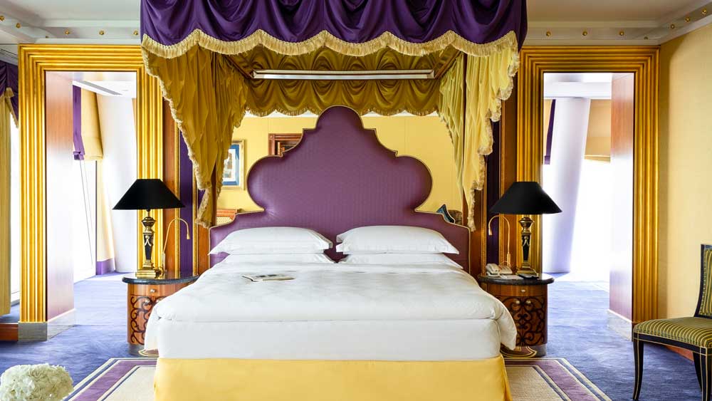হোটেলের রয়্যাল স্যুটগুলি তৈরি হয়েছে একটি আস্ত ফ্লোর জুড়ে। এ রকম একটি স্যুইটের আয়তন প্রায় ৮ হাজার ৪০০ বর্গফুট। রাজকীয় এই স্যুইটের মাঝে থাকে বিশাল পালঙ্ক। খাঁটি মিশরীয় সুতির চাদর বিছিয়ে থাকা পালঙ্কের উপর সিলিং জুড়ে বিরাজ করে বিশাল আয়না। অতিথির আরামদায়ক ঘুমের জন্য হোটেল থেকে দেওয়া হয় ১৭ রকমের বালিশ।