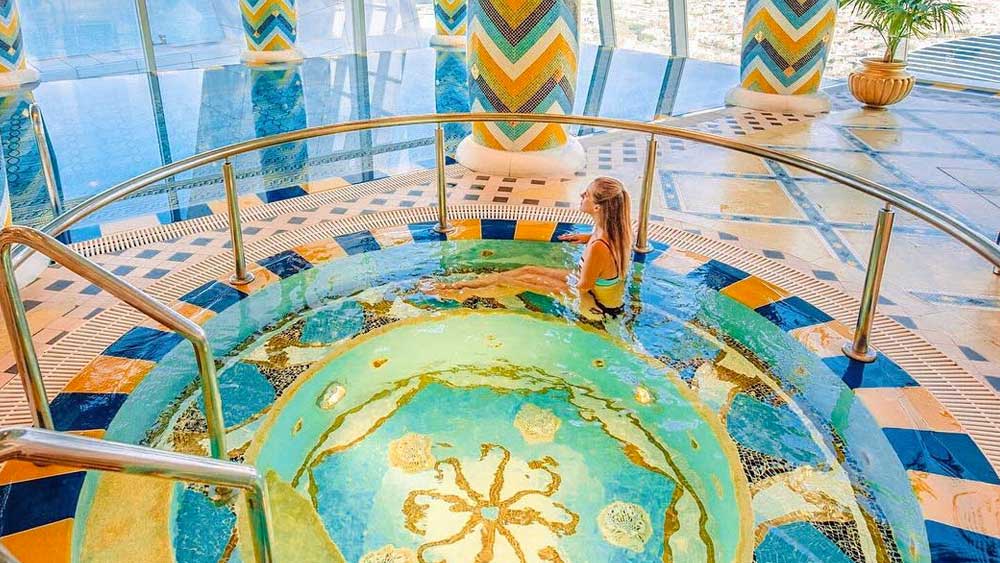 হোটেলের ১৮তম তলায় আছে স্পা। পারস্য উপসাগরের সৌন্দর্য দেখতে দেখতে সেখানে বুঁদ হয়ে থাকা যায় স্পা-এর আরামে। পাশাপাশি হোটেলে আছে একাধিক ইন্ডোর ও আউটডোর সুইমিং পুল। শুধুমাত্র মহিলা ও শিশুদের জন্য আছে আলাদা সুইমিং পুল।