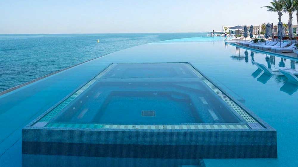 যুগলদের জন্য নির্দিষ্ট ইন্ডোর সুইমিং পুলে আছে চাঁদের আলোয় সাঁতার কাটার ব্যবস্থা। যদি এতেও মন না ভরে, রয়েছে হোটেলের ব্যক্তিগত সৈকত। সেখানেও পর্যটকের জন্য হাজির হরেক বিলাস।