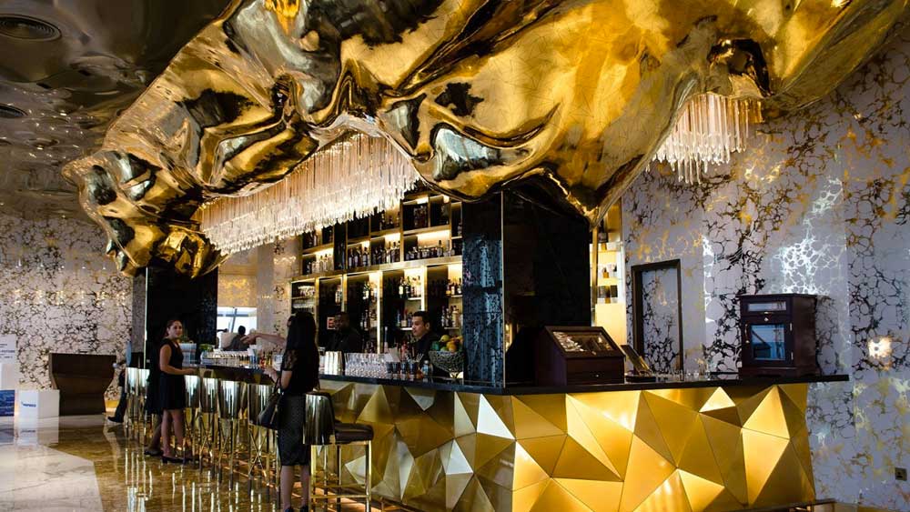 এই হোটেলের ৬টি রেস্তরাঁয় সাজানো আছে বিশ্বের নানা প্রান্তের খাবার। সেগুলির মধ্যে সবথেকে আকর্ষণীয় হল ‘গোল্ড অন ২৭’। ‘বুর্জ আল আরব’-এর ২৭তম ফ্লোরে এই বার সোনা দিয়ে সাজানো। বিশেষ ভাবে প্রশিক্ষিত বারটেন্ডাররা তৈরি করেন বিশেষ পানীয়, যার রেসিপি গোপন রাখা হয়। বিশেষ রকমের পানীয় তৈরিতে আঙুর রসের সঙ্গে মেশানো হয় সোনার গুঁড়োও।