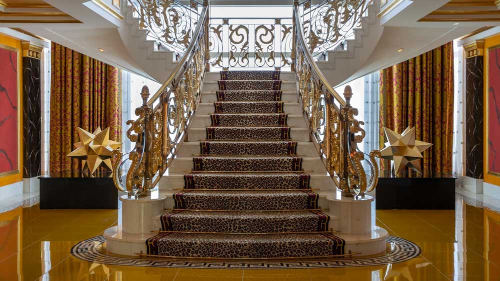 আমেরিকার এক সংবাদসংস্থার তালিকা অনুযায়ী বিশ্বের প্রথম ১৫টি মহার্ঘ্য হোটেলের মধ্যে বুর্জ আল আরব আছে ১২ নম্বরে। এই হোটেলে দু’জনের এক রাত কাটানোর ন্যূনতম খরচ প্রায় দেড় লক্ষ টাকা। ডুপ্লে স্যুইটগুলিতে ১ রাত কাটানোর খরচ ৮ লক্ষ টাকারও বেশি।