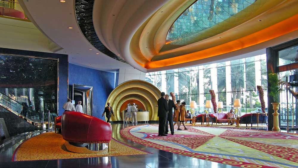 তবে তাদের ৭ তারা পরিচয় নিয়ে বিতর্কও আছে। বিশ্বের আরও কিছু হোটেলের গায়ে এই পরিচয় আছে। সাত তারা হোটেলের কোনও নির্দিষ্ট মাপকাঠি না থাকায় এই দ্বন্দ্ব আরও বেড়ে যায়। তবে বুর্জ আল আরব-এর তরফে কোনও দিন নিজেদের ‘সাততারা হোটেল’ হিসেবে দাবি করা হয় না। সে ভাবে বিজ্ঞাপিতও করা হয় না। তবে এই হোটেল আপাতত দুবাইয়ের প্রতীক।