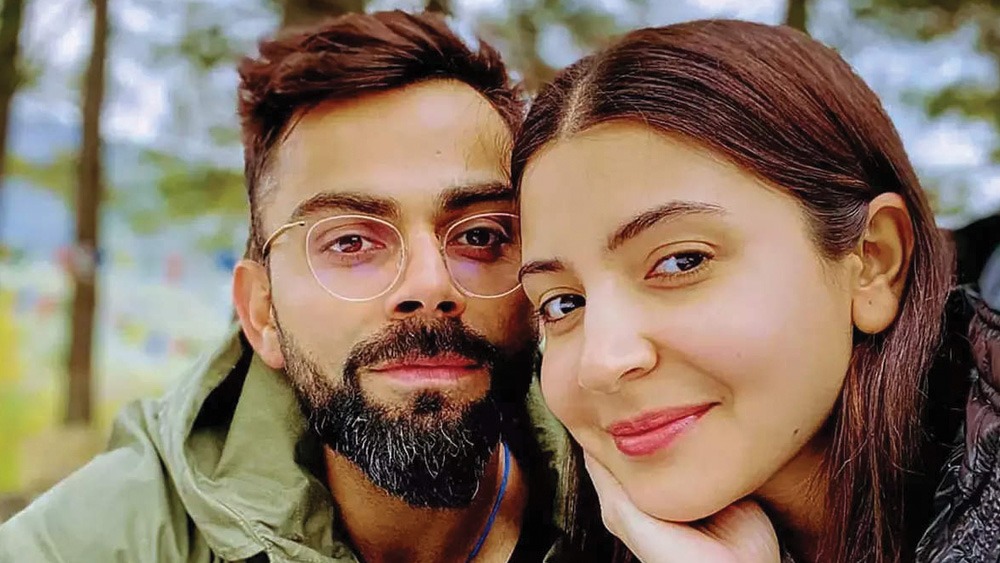 দিন কয়েক আগেই একটি রেডিয়ো টক শো-তে স্বয়ং শর্মিলা ঠাকুর বৌমা করিনাকে বলেছিলেন, বিরাট- অনুষ্কার সন্তান এলেই পাপারাৎজিদের হাত থেকে নিস্তার পাবে তৈমুর। নয় নয় করে সেই দিনটা এসে গেল। কিন্তু আদৌ কি শর্মিলার অনুমান সত্যি হতে চলেছে?