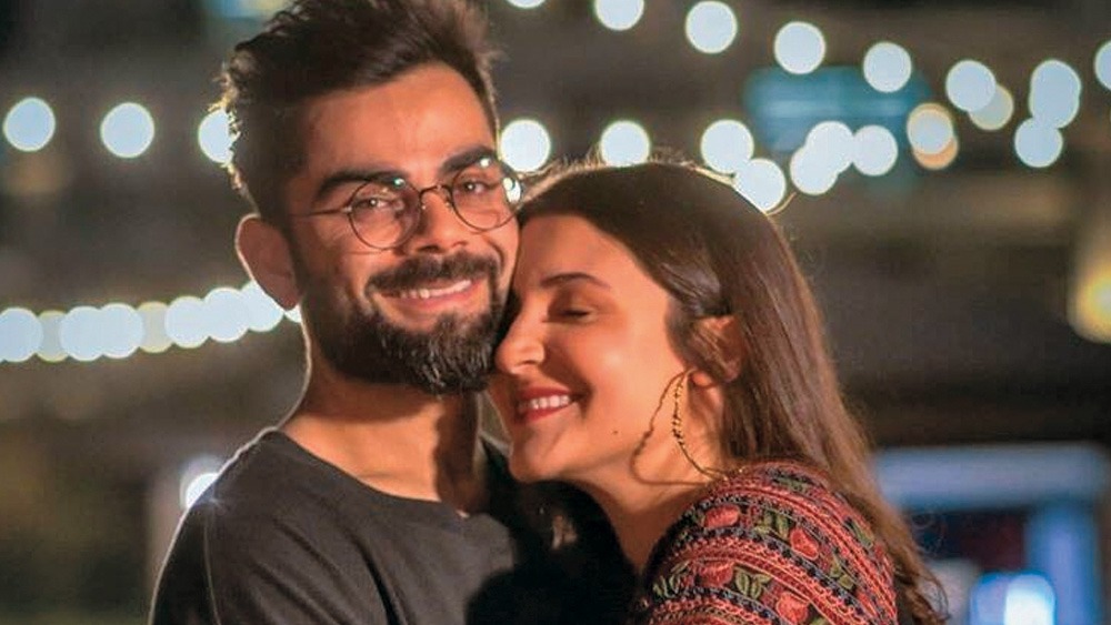 দিন কয়েক আগেই একটি ম্যাগাজিনের সাক্ষাৎকারে অনুষ্কা বলেছিলেন, সোশ্যাল মিডিয়া এবং গ্ল্যামার দুনিয়ার আলোর ঝলকানি থেকে নিজের সন্তানকে তিনি দূরে রাখতে চান। প্রাচুর্যের মধ্যে বড় হয়ে সে যাতে ‘অবাধ্য’ না হয়, তা নিয়ে সতর্ক থাকবেন বিরাট এবং অনুষ্কা দু’জনেই।