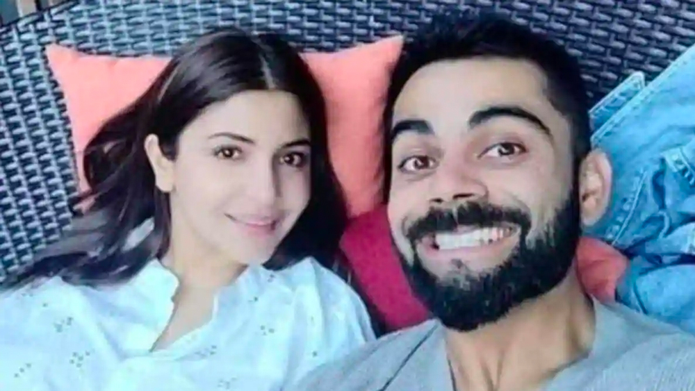 সম্পর্ক শুরু হওয়ার পর থেকে সেই অর্থে কোনওদিনই তা গোপন করেননি দুই তারকা। ২০১৪-এ দক্ষিণ আফ্রিকা থেকে ভারতীয় ক্রিকেট টিম মুম্বই ফেরার পরই বিরাট সোজা গিয়েছিলেন অনুষ্কার বাড়িতে তাঁর সঙ্গে দেখা করতে।