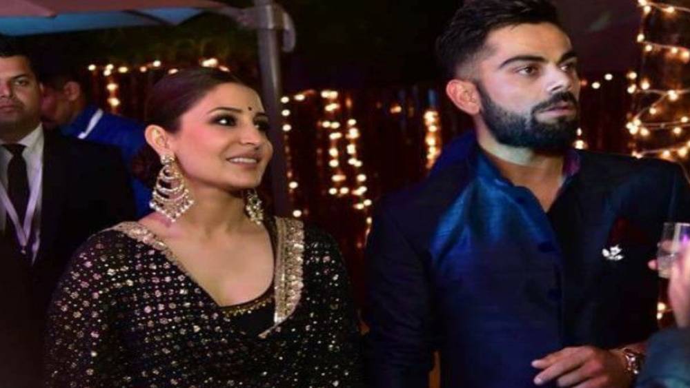 সতীর্থ যুবরাজ সিংহের বিয়েতে একসঙ্গে বিরাট-অনুষ্কার ভাংরা চোখ ধাঁধিয়ে দিয়েছিল সবার। পটৌডি-শর্মিলার উদাহরণও আসতে শুরু করে সেই সময় থেকেই। জল্পনা বাড়তে থাকে এই জুটিকে নিয়ে।