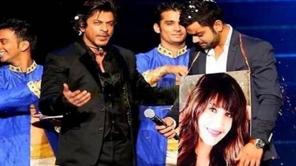 কয়েক বছর আগে ইন্ডিয়ান প্রিমিয়ার লিগের উদ্বোধনী অনুষ্ঠানে শাহরুখ খান বিরাটের হাতে তুলে দিয়েছিলেন অনুষ্কার একটি ছবি। সেই মুহূর্তে বিরাটের গাল লাল হওয়া থুরি ‘ব্লাশ’ করাই ফের প্রমাণ করেছিল কতটা গভীর হয়েছে তাঁদের সম্পর্ক।