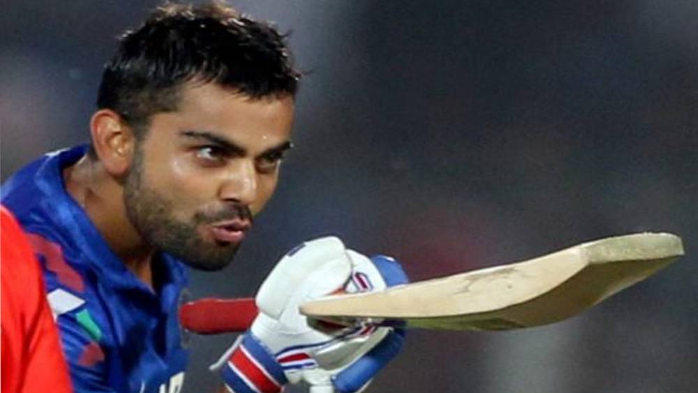 এক দিনের ক্রিকেটে দ্রুততম ৬ হাজার রানের রেকর্ড গড়েন বিরাট। শ্রীলঙ্কার বিরুদ্ধে ছিল সেই ম্যাচ। বিরাট ব্যাটে চুমু খান। তার পর ব্যাট দেখান স্ট্যান্ডে বসা অনুষ্কার দিকে। অনুষ্কাও উঠে দাঁড়ান। ‘লাভিডাভি কাপল’-এর সেরা উদাহরণ হয়ে দাঁড়ান তাঁরা। তবে সবটাই যে ভাল ছিল এমনটা নয়।