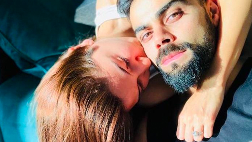 ‘মেয়ে’ হওয়ার খেসারত দিতে হয় অনুষ্কাকে। বিরাটের খারাপ খেলার জন্য অনুষ্কাকে দায়ী করেছিলেন নেটিজেনদের একাংশ।