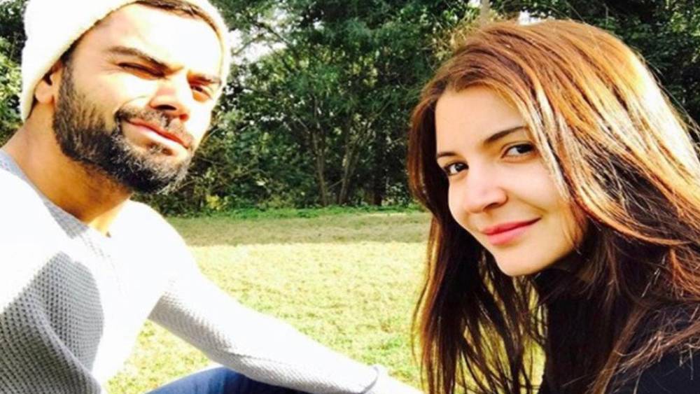 ভ্যালেন্টাইন্স ডে’র পর দিন বিরাট এই ছবিটি পোস্ট করে লিখেছিলেন, ‘প্রতি দিনই ভ্যালেন্টাইন্স ডে। তুমি প্রতি দিনই এমন করে দিয়েছ...’।