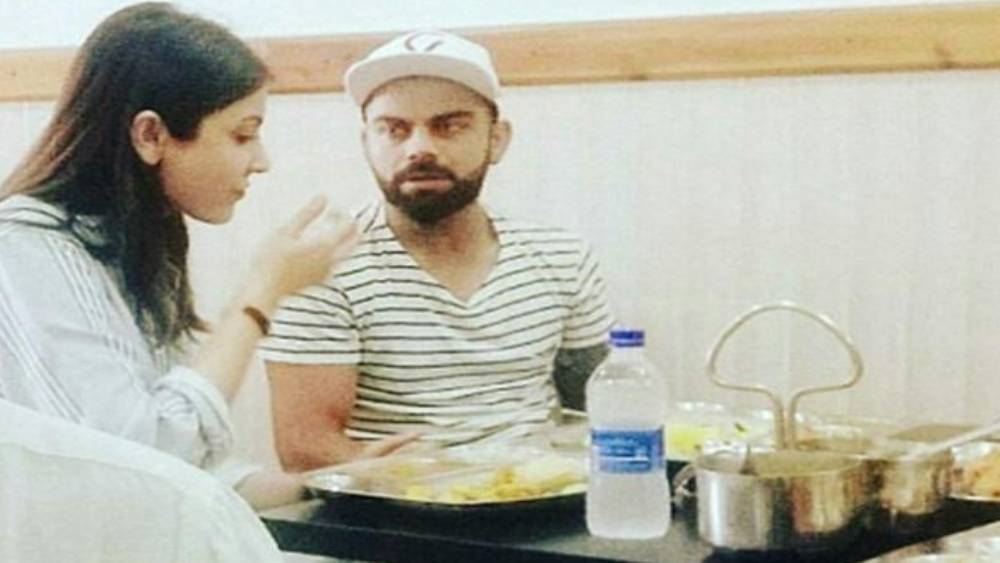 ২০১৭ সালে আরও একটি ছবি ভাইরাল হয়। একটি টেবিলে পাশাপাশি বসে রয়েছেন বিরাট-অনুষ্কা। তাঁদের সামনে একটি খাবারের থালি ও জলের বোতল। অনুষ্কা কোনও একটি পদ চেখে দেখছেন আর সেই সময়ে বিরাট মুগ্ধ চোখে তাকিয়ে রয়েছেন বান্ধবীর দিকে। খাওয়ায় তাঁর মন নেই। 