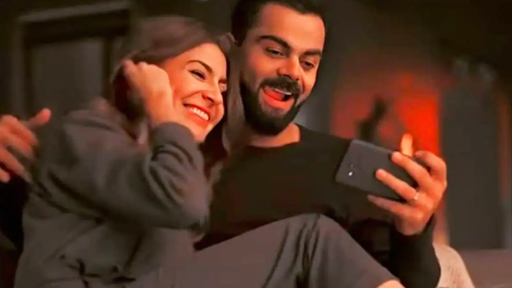 আবার কখনও বলা হয়েছে বিরাটই অনুষ্কার ছবি প্রযোজনা করছেন। তখনই অনুষ্কা টুইটে জবাব দিয়েছেন, তাঁর এবং কলাকুশলীদের পরিশ্রমকে নিন্দুকরা এ ভাবে ছোট করতে চাইছেন। বিরাটও পাশে দাঁড়িয়েছেন অনুষ্কার।