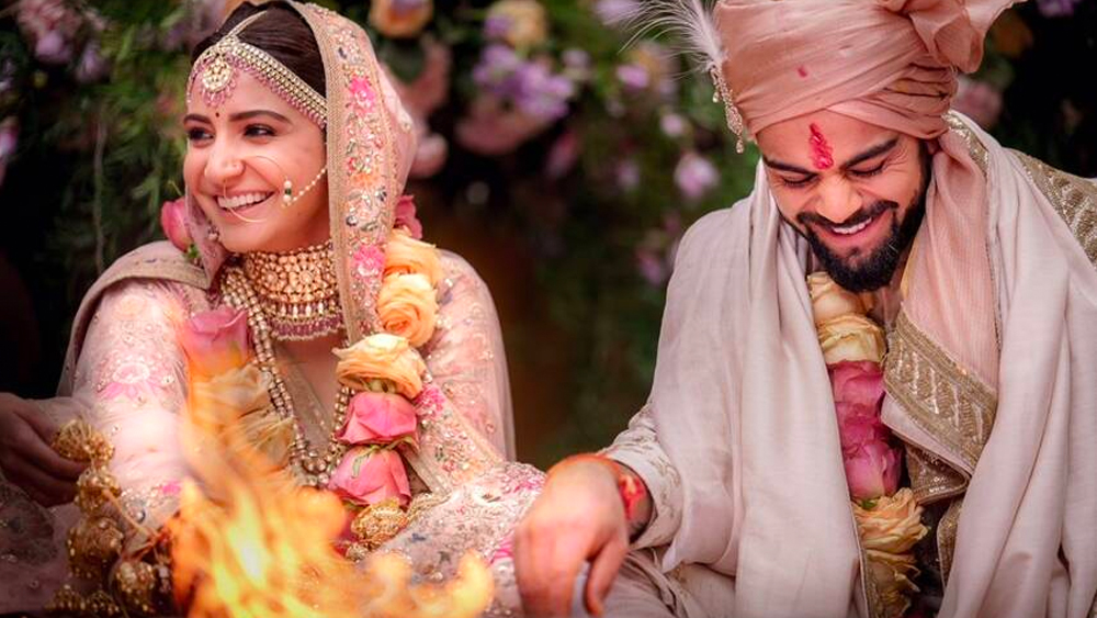 জাহির খান ও সাগরিকা ঘাটগের রিসেপশনে দু’জনের একসঙ্গে উপস্থিতির পরই জল্পনা শুরু হয়েছিল, এ বার হয়তো ‘বিরুষ্কা’র পালা। ঠিক তার পরই ইটালির তাস্কানিতে সাত পাকে বাঁধা পড়লেন দু’জনে।