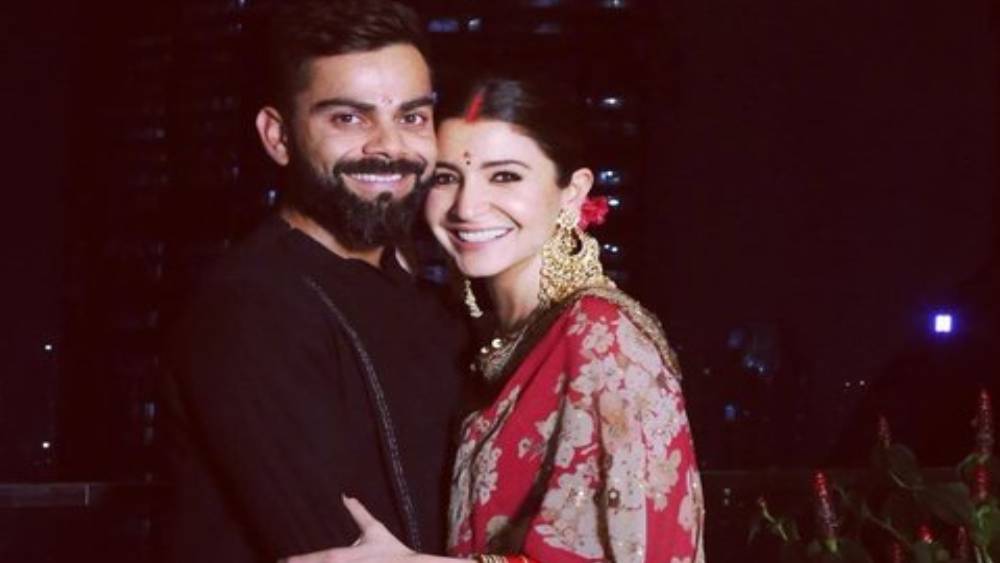 স্বপ্নের বিয়ের পরও করবা চৌথ অনুষ্ঠানের দিন অনুষ্কার সঙ্গে ছবি পোস্ট করে বিরাট লেখেন, যাঁরা এক সঙ্গে হাসতে পারে, এক সঙ্গে উপোস করতেও জানে। অনুষ্কার সঙ্গেই উপোস করেন বিরাটও। পিতৃতন্ত্রের সংজ্ঞা বদলে অনুষ্কার পাশে দাঁড়িয়েছেন তাঁর স্বামী এ ভাবেই।