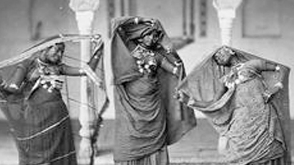 তাঁকে পছন্দ হয়ে গিয়েছিল তাঁরই দলের এর সারেঙ্গীবাদকের। তাঁর নাম ছিল মিয়াঁজান। দলীপাবাঈকে বিয়ে করেন মিয়াঁজান। তাঁদেরই একমাত্র সন্তান জদ্দনবাঈ।