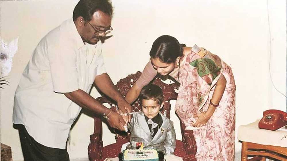 হায়দরাবাদে মেয়েদের একটি জামাকাপড়ের দোকান চালান তাঁর মা বিজয়লক্ষ্মী। তাঁর একক লড়াইয়ে বিহারীর ক্রিকেটার হওয়ার স্বপ্ন পূর্ণ হয়েছে। যে ক্রিকেটখেলা তিনি শুরু করেছিলেন ৪ বছর বয়সে।