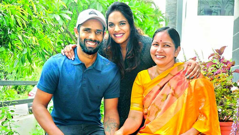 ছোট থেকেই তাঁর ক্রিকেট খেলার দক্ষতা মুগ্ধ করত। অল্প বয়সেই ছেলের প্রশিক্ষণের ব্যবস্থা করে দিয়েছিলেন হনুমার বাবা। তাঁর অকালপ্রয়াণে যাতে ছেলের ক্রিকেট বিঘ্নিত না হয়, সতর্ক খেয়াল রেখেছিলেন বিজয়লক্ষ্মী।