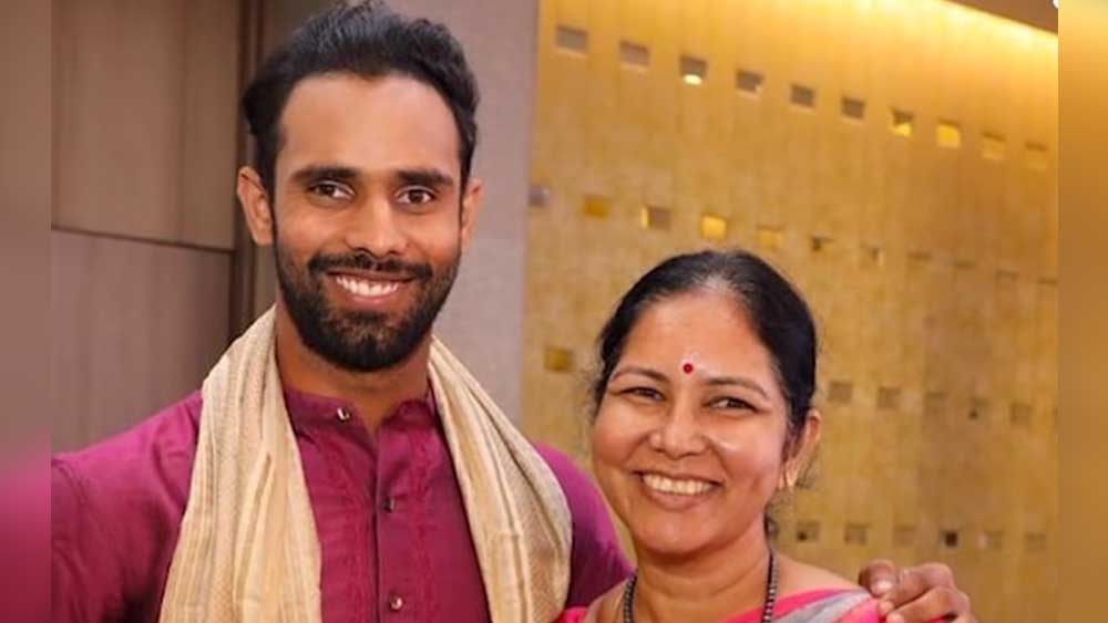 স্বামী সত্যনারায়ণের মৃত্যুর পরে তাঁর অফিস থেকে বেশ কিছু টাকা পেয়েছিলেন তিনি। ভবিষ্যতের চিন্তা না করে সেটা দিয়ে ছেলেকে ক্রিকেট অনুশীলনের পিচ তৈরি করিয়ে দিয়েছিলেন দূরদর্শী বিজয়লক্ষ্মী।