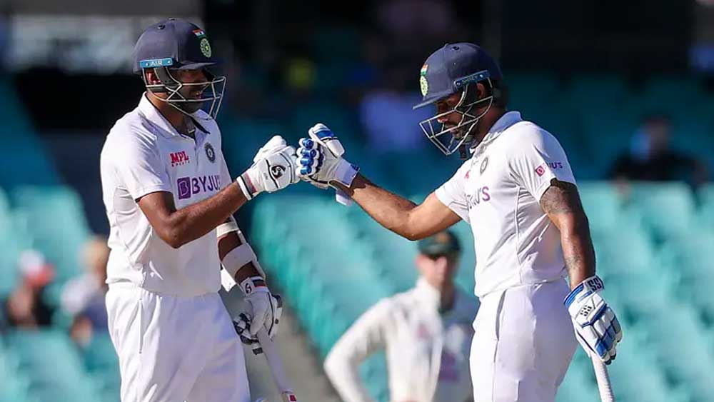 তাঁর সঙ্গে যোগ্য সঙ্গত ছিল অশ্বিনের। শরীরের সর্বাঙ্গে আঘাত পেয়েও দাপটে ব্যাটিং করে গেলেন ‘বোলার’ অশ্বিন। চাপের মুখে অশ্বিন-হনুমার দুর্ভেদ্য প্রতিরোধ পরাজয়ের মুখ থেকে ফিরিয়ে আনল ভারতকে।