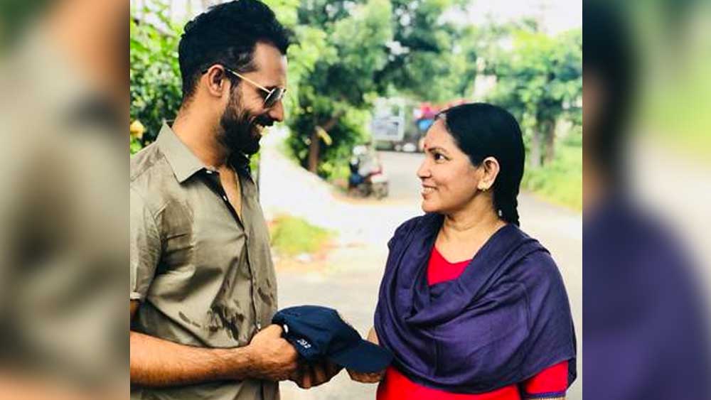 নিজের মেন্টর তথা ভারতীয় দলের অতীতের দুর্ভেদ্য রক্ষণ রাহুল দ্রাবিড়ের জন্মদিনে নিজের সেরাটা উজাড় করে দিলেন হনুমা। মায়ের আদরের ‘কন্ন’।