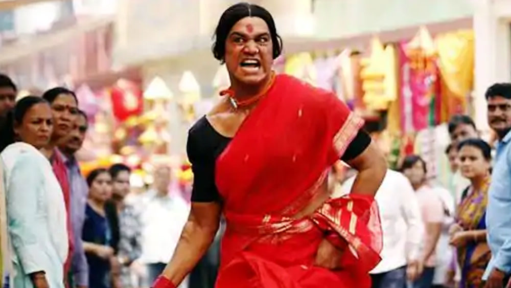 তিনি শরদ কেলকর। মাইলস্টোন ফিল্ম বাহুবলীতে শিবা এবং অমরেন্দ্র বাহুবলীর চরিত্রে হিন্দিতে ডাব করেছেন তিনিই। সম্প্রতি মুক্তিপ্রাপ্ত ফিল্ম লক্ষ্মীতে যদি কাউকে নিয়ে চর্চা হয়ে থাকে তাহলে সেটা একমাত্র শরদের অভিনয় নিয়েই।