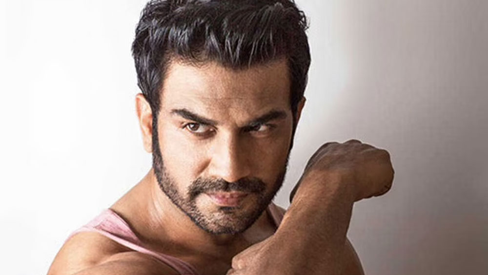 তাঁর জন্ম গ্বালিয়রে। ১৯৭৬ সালে।  খুব কম বয়সেই বাবাকে হারান তিনি। শরদ তখন স্কুলে পড়তেন। পরিবারের ছাতা ছিলেন তাঁর বাবা। বাবার মৃত্যুর পর মায়ের উপরই সংসার চালানোর সমস্ত ভার এসে পড়ে।